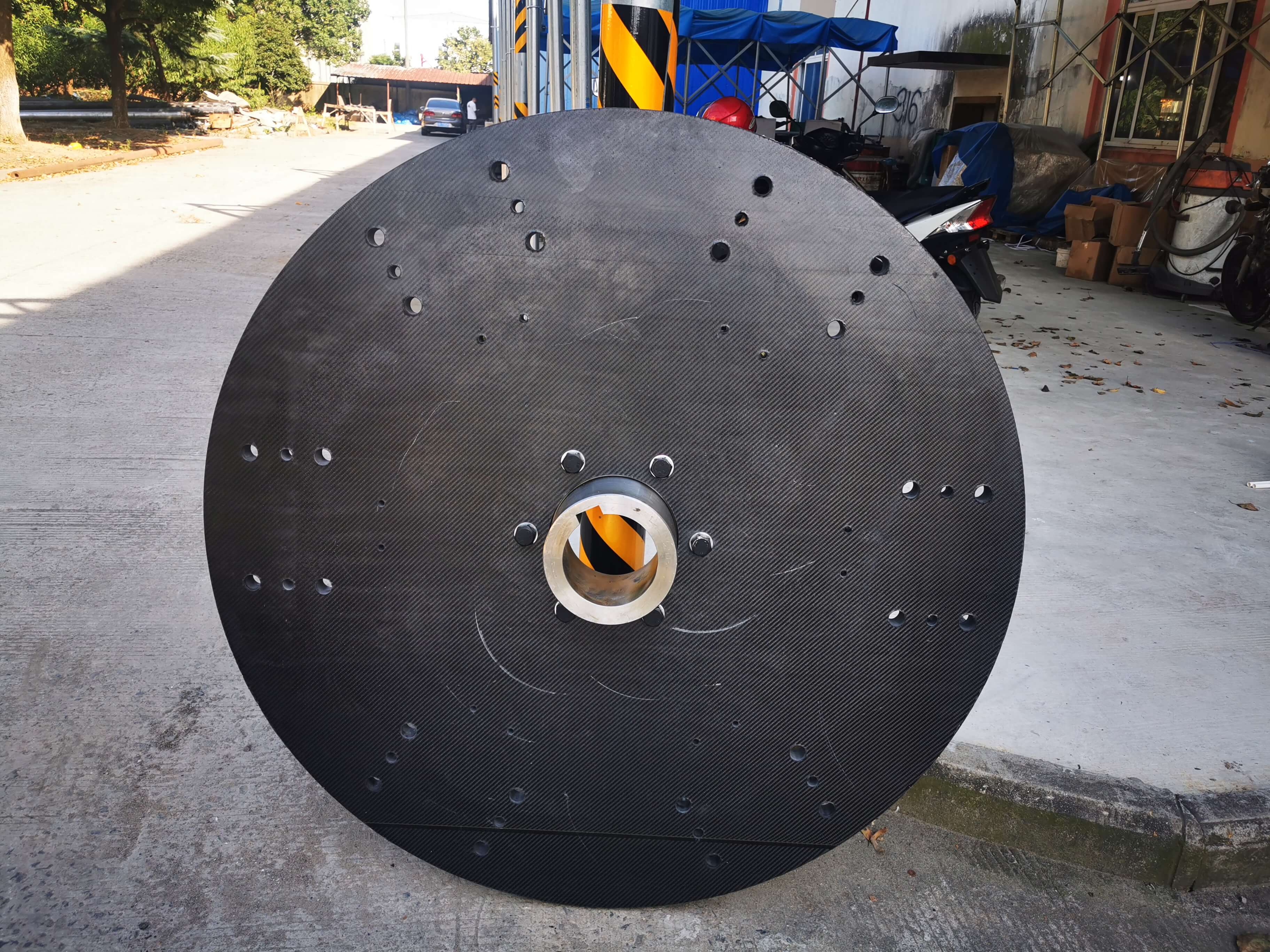 Carbon fiber wheel hub