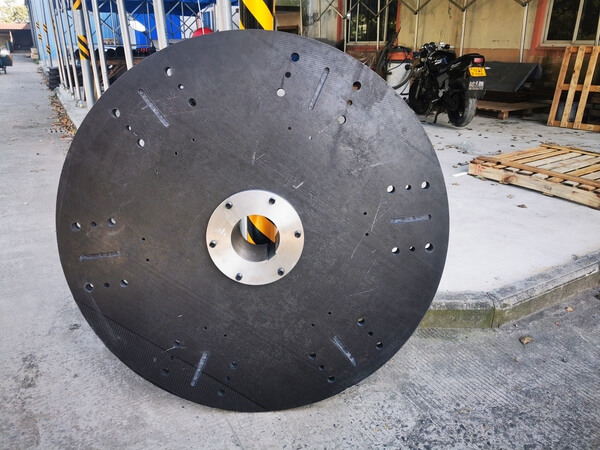 Carbon fiber wheel hub